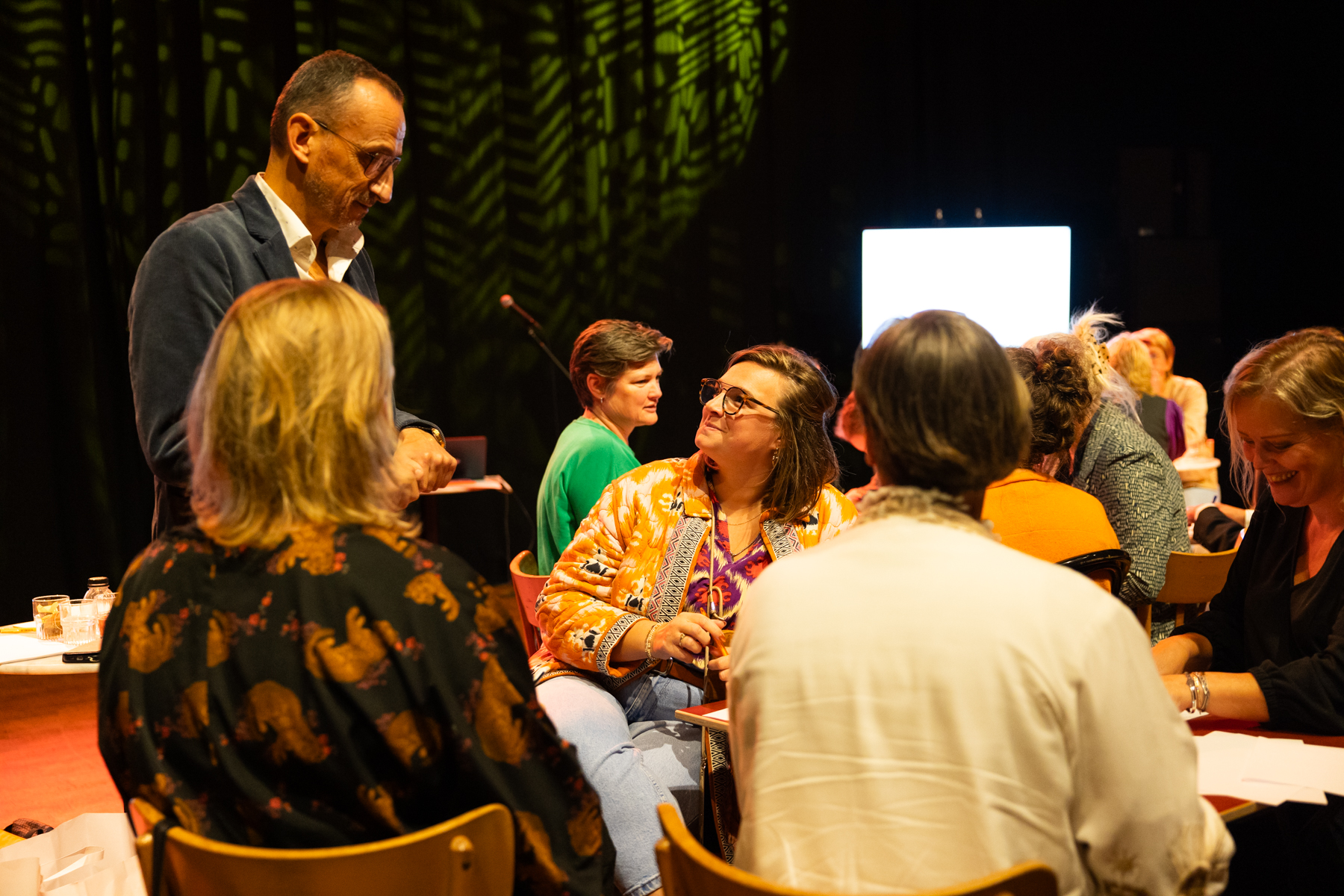 Emiel in gesprek met deelnemers van de Ideeënfabriek.